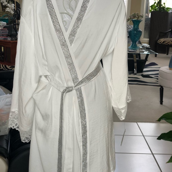 Embellished Bridal robe for your special day - Picture 7 of 8